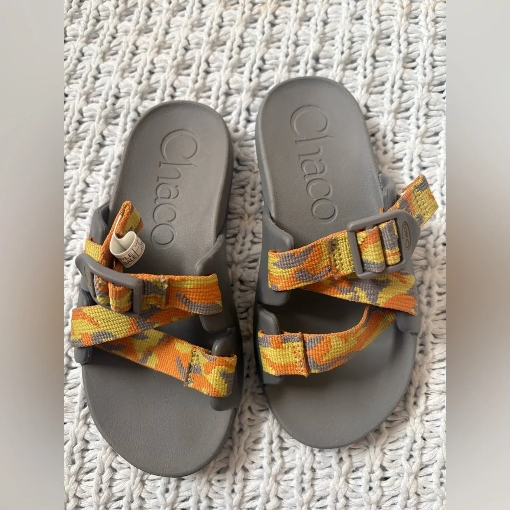 Chaco kids Chillos Slides. gray and yellow EUC SIZE. 1